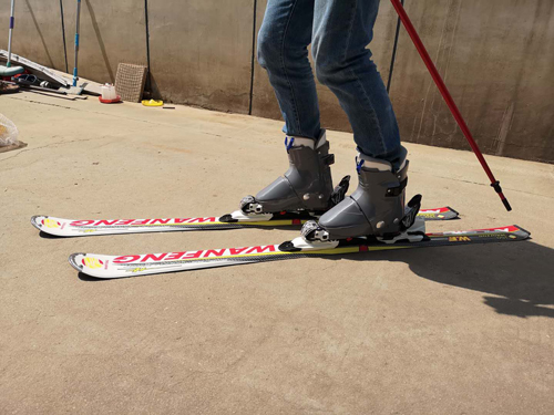 微信圖片/></p><p>穿上雪靴后，走路的竅門是用后腳跟先著地，這樣走比較舒服。千萬不要靠雪杖和手去撐地面剎車，這是初學者常犯的大忌，下場之前一定要學會摔倒之后如何站立起來，如果站立方法不正確，自己將無法繼續滑行，還會造成其他滑雪者的不便，在滑雪場來說是很危險的。</p><script src=